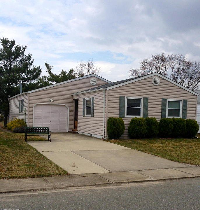 1st image of 262 Harrington Dr N