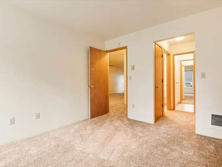 Raleigh Court — Photo 10