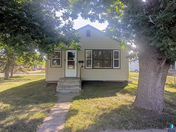 2nd image of 1202 N Prairie Ave