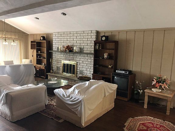 2nd image of 52 Crescent Cir
