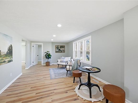 4th image of 401 W Main St