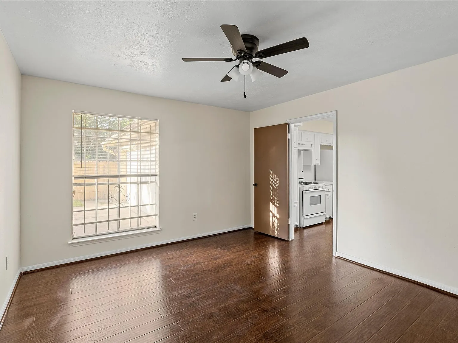 4 bed, 2.0 bath, 2117 sqft, $2,175 — Photo 2