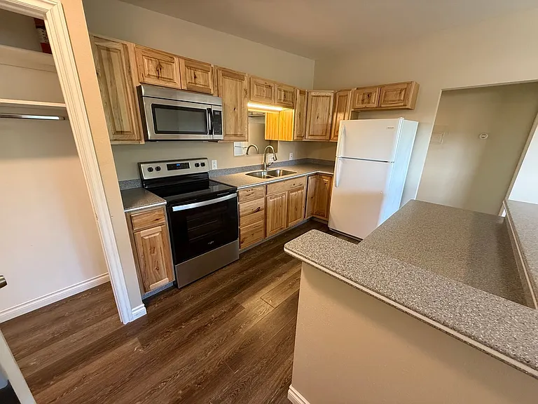 3907 Carolina Dr — Photo 8