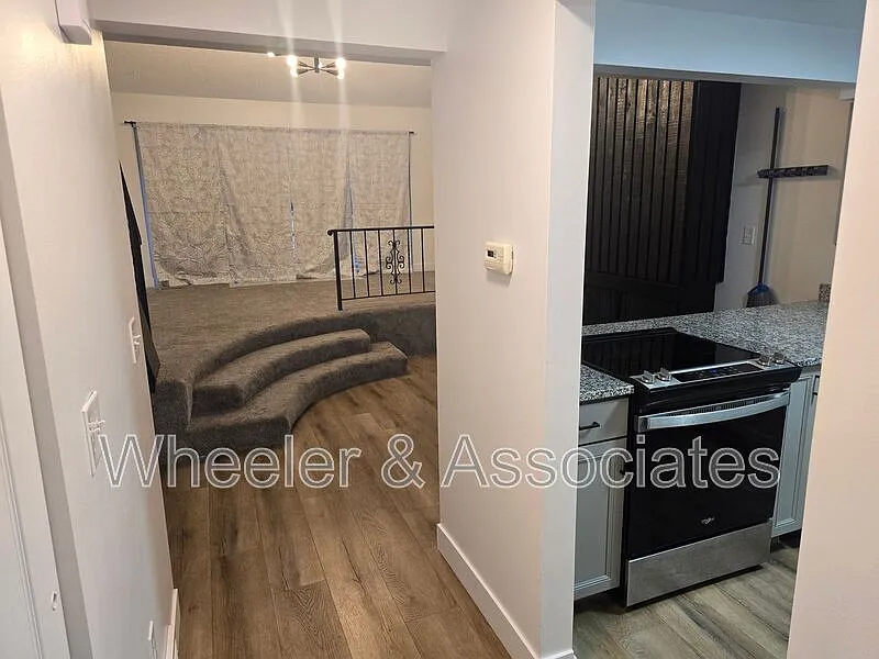 1 bed, 1.0 bath, 942 sqft, $1,245 — Photo 3