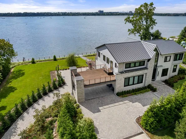 4 Shore Cliff Pl, Great Neck, NY 11023
