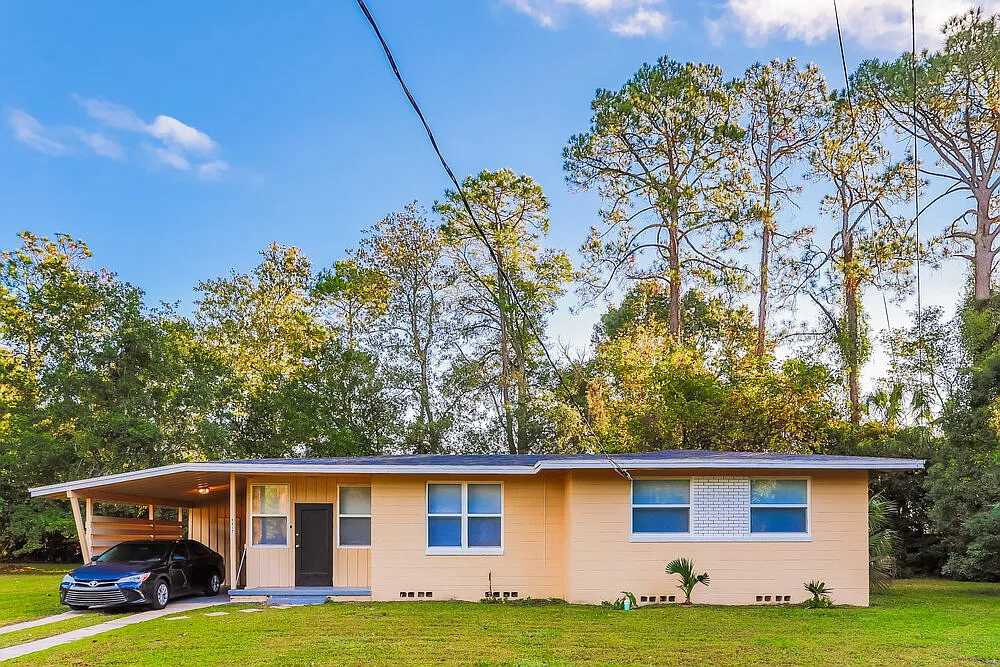 3 bed, 1.0 bath, 1034 sqft, $2,120 — Photo 1