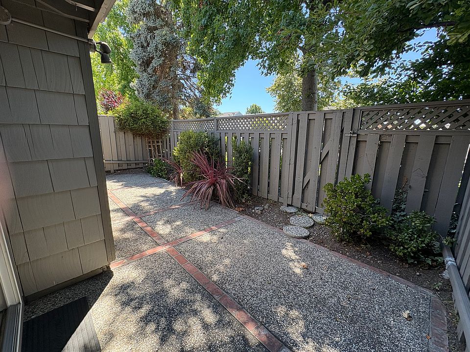 1st image of 848 Erickson Ln