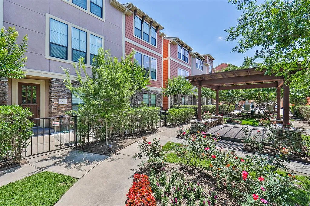 3 bed, 2242 sqft, $3,200 — Photo 1