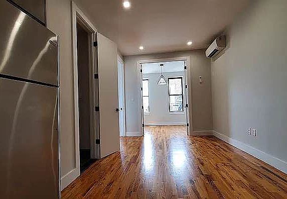 4th image of 1661 Lincoln Pl #3A