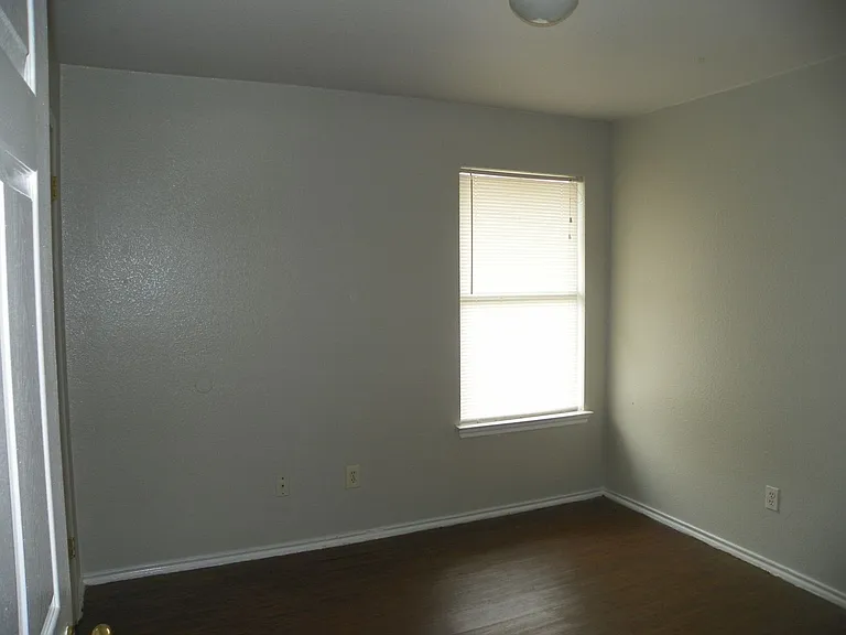 2221 Creekside Ln — Photo 9