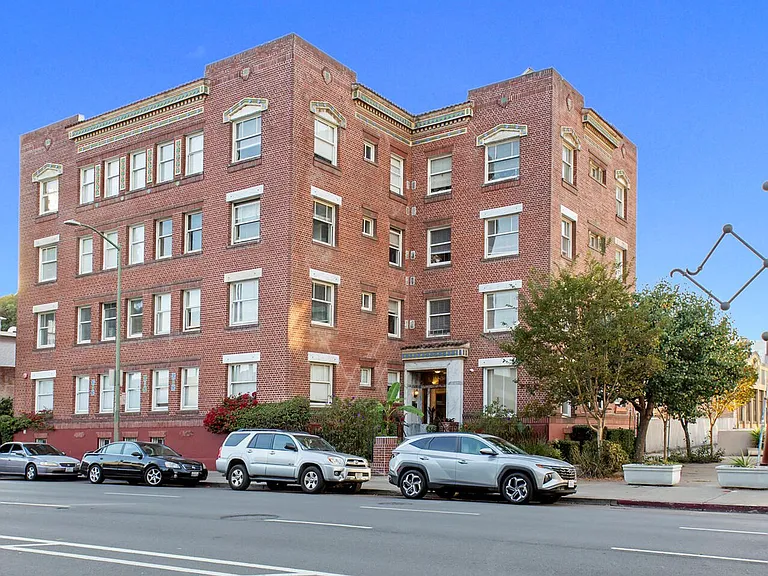 The Townsend Apartments, located at 1029 Oak Street, is a beautiful four-story, historic brick bu... — Photo 34