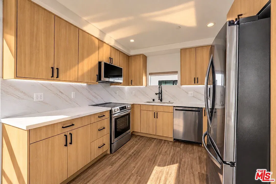 4 bed, 4.0 bath, 1543 sqft, $5,495 — Photo 3