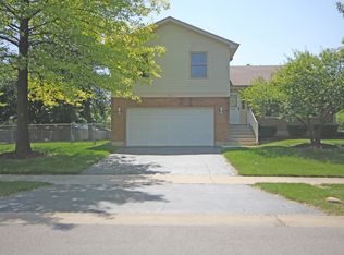 620 Rodenburg Rd, Roselle, IL 60172