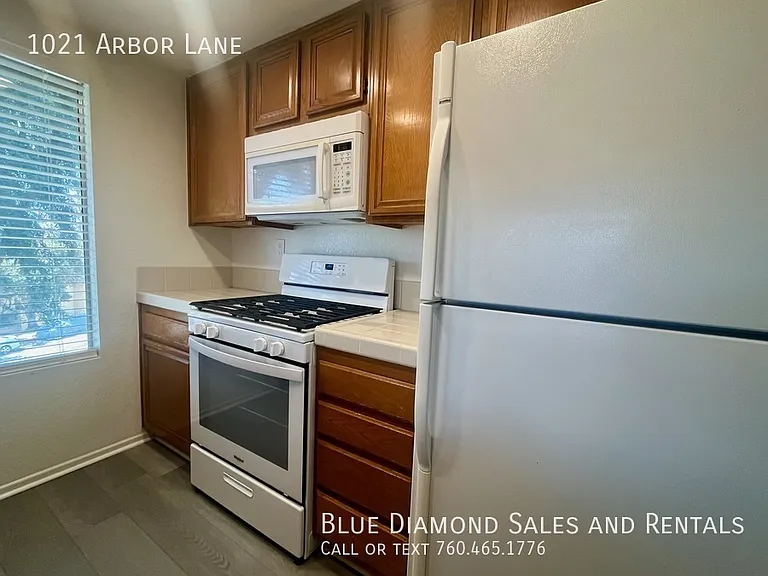 1021 Arbor Ln — Photo 10