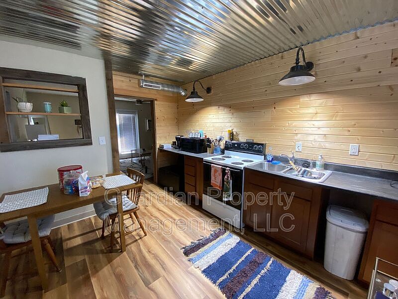 1st image of 519 W 8th St