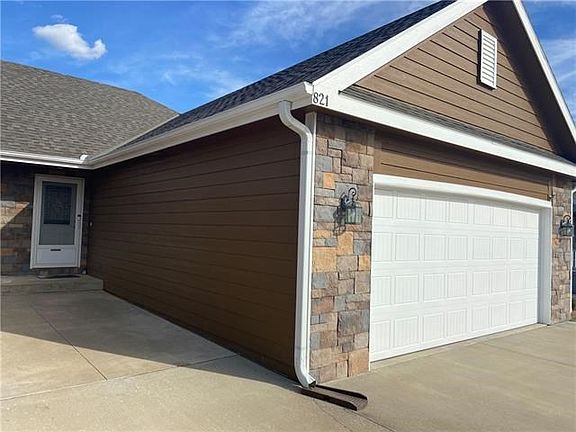 2nd image of 821 N Willow Point Cir