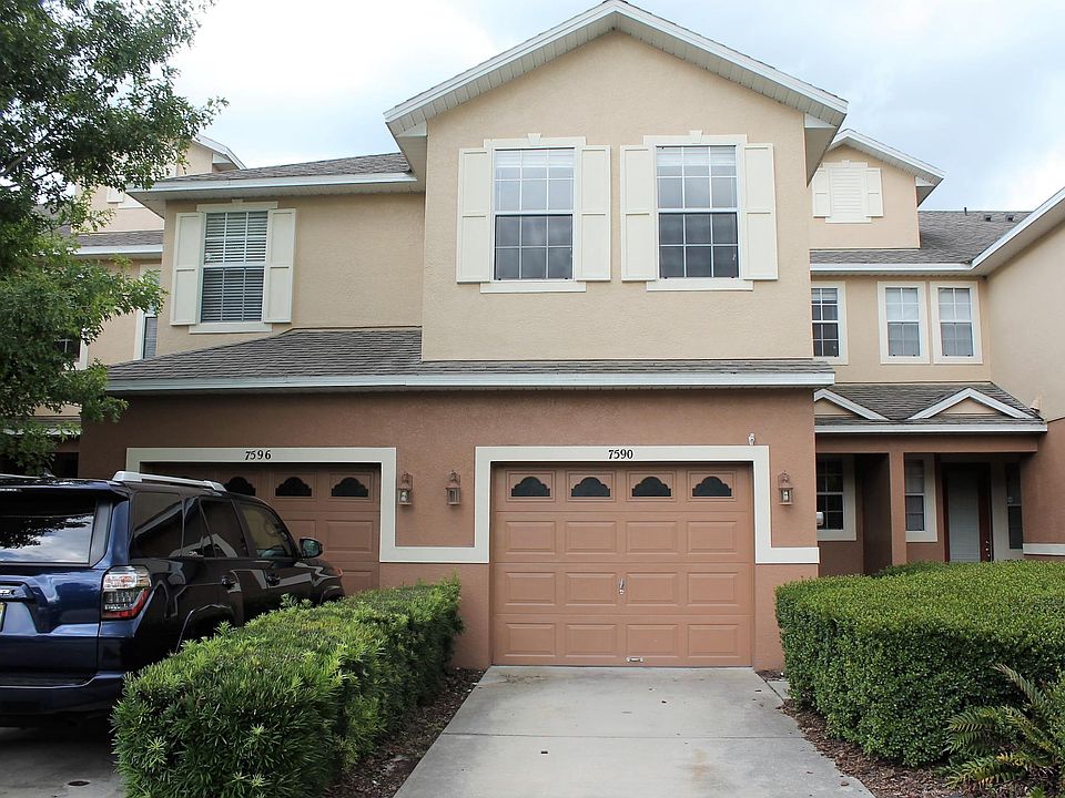 Beautiful 3 Bedroom/2.5 Bathroom Town home in a great neighb