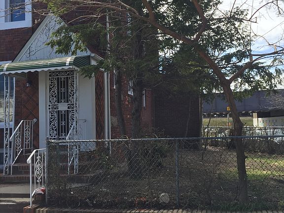 4th image of 225-00 Mentone Ave