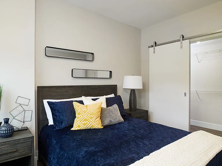 601 Bond — Photo 13