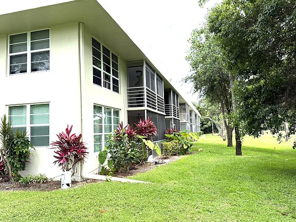 4th image of 907 Cypress Terrace #201