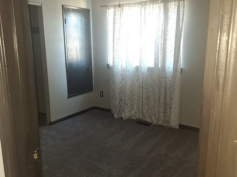 213 Sharon Ave E — Photo 34
