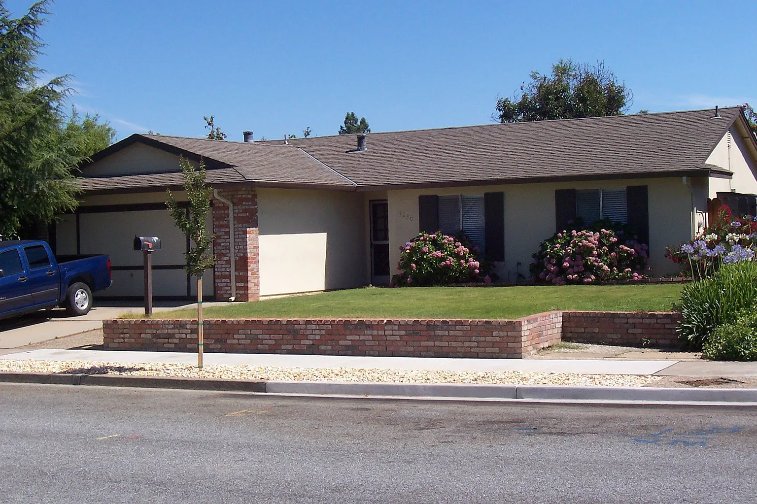 1290 Chesbro Way photo 1