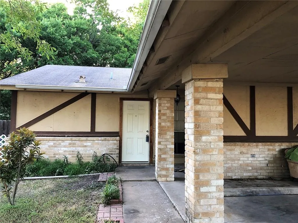 2 bed, 1.0 bath, 1560 sqft, $1,350 — Photo 2