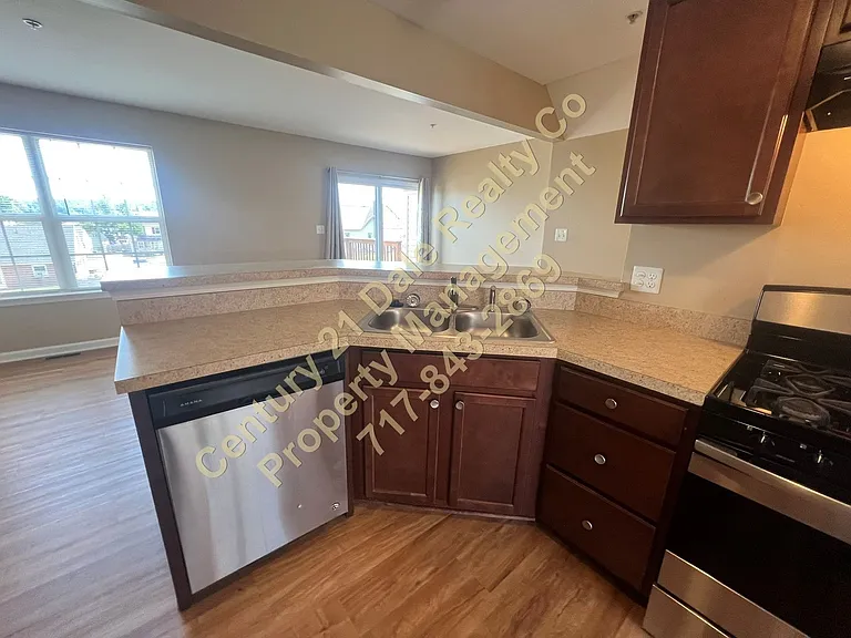 210 Royal Dr — Photo 5
