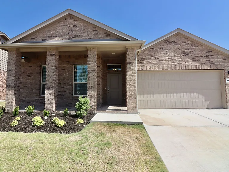 1120 Eastland Ln — Photo 1
