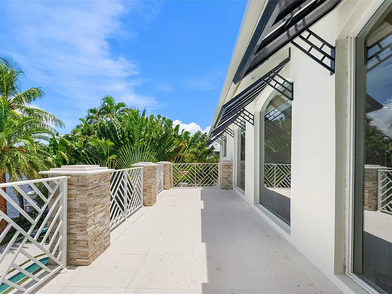2307 N Riverside Dr — Photo 33