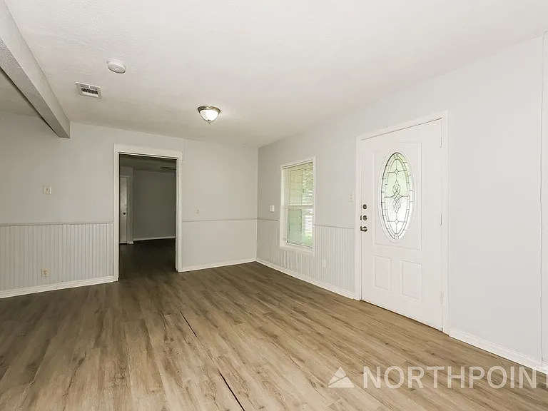 1405 Granbury St — Photo 3