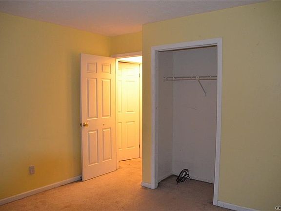 3rd image of 32 Fieldstone Ln