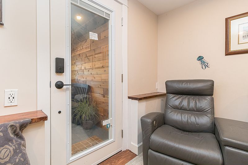Saanich House for rent - 2 Bedrooms — photo 11