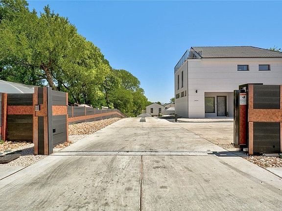 3rd image of 1411 Franklin Blvd #B