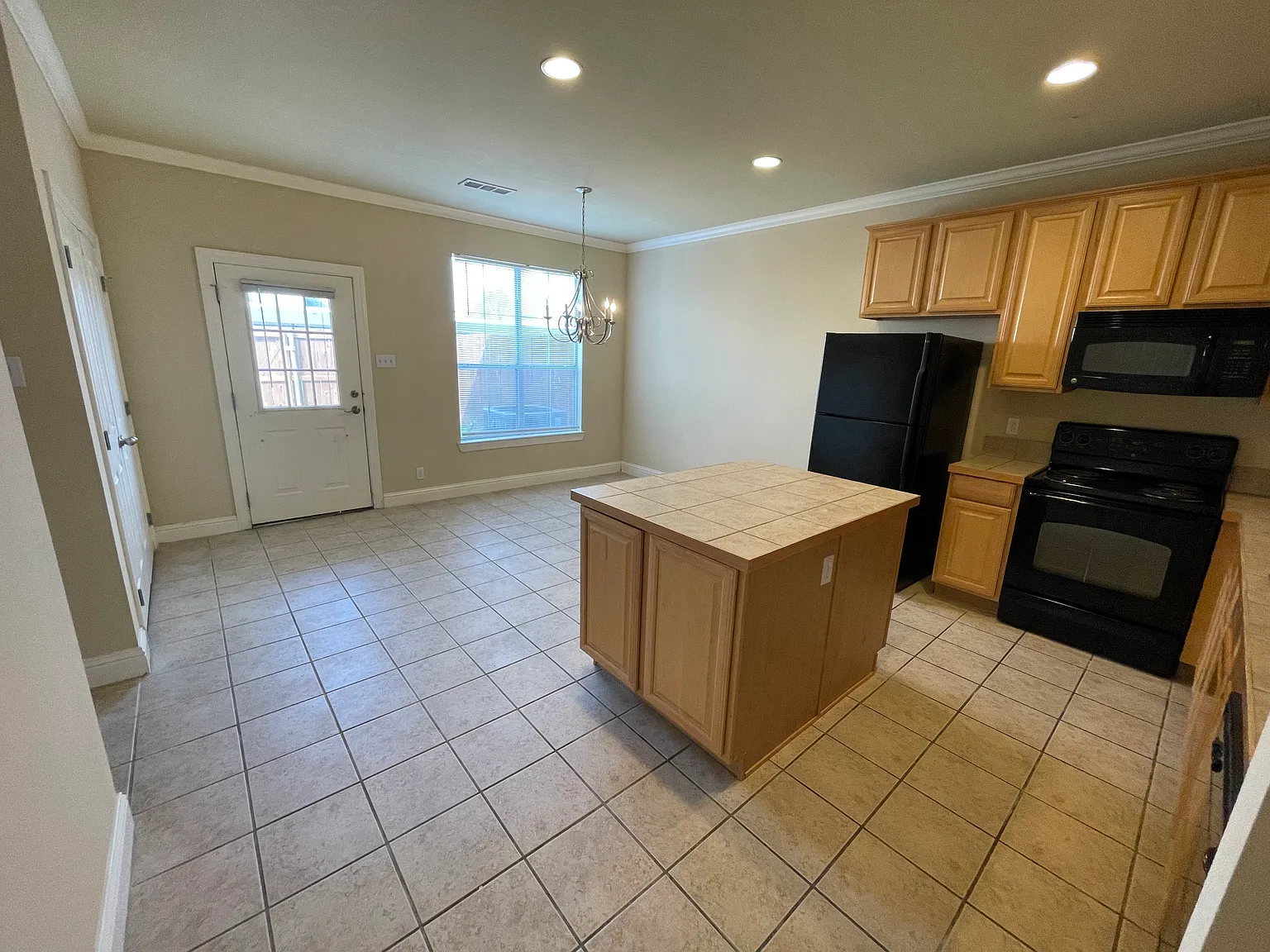 3 bed, 3.5 bath, 1700 sqft, $1,800 — Photo 3