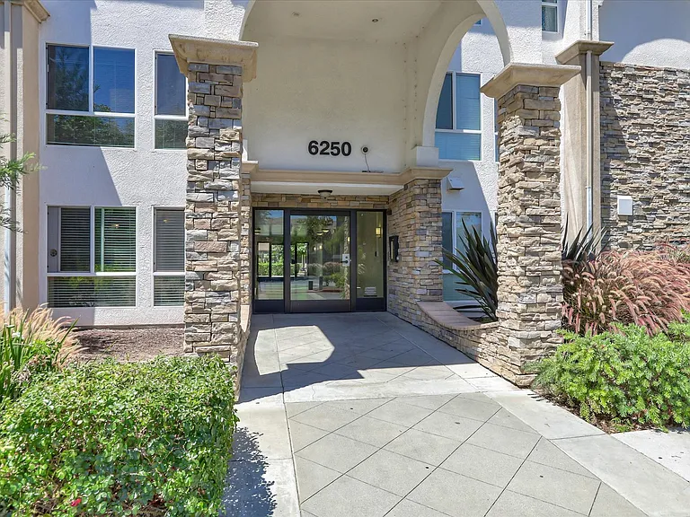 Santa Teresa Apartments — Photo 14