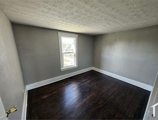 2nd image of 1063 W 21st St #Up