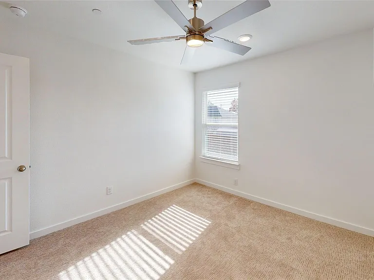 2916 Elle Dr — Photo 33
