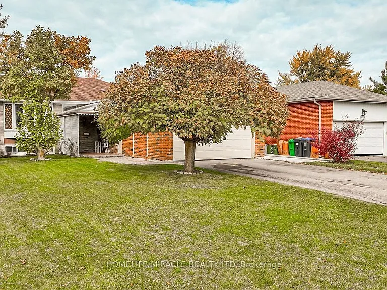 61 Deerfield Cres — Photo 2