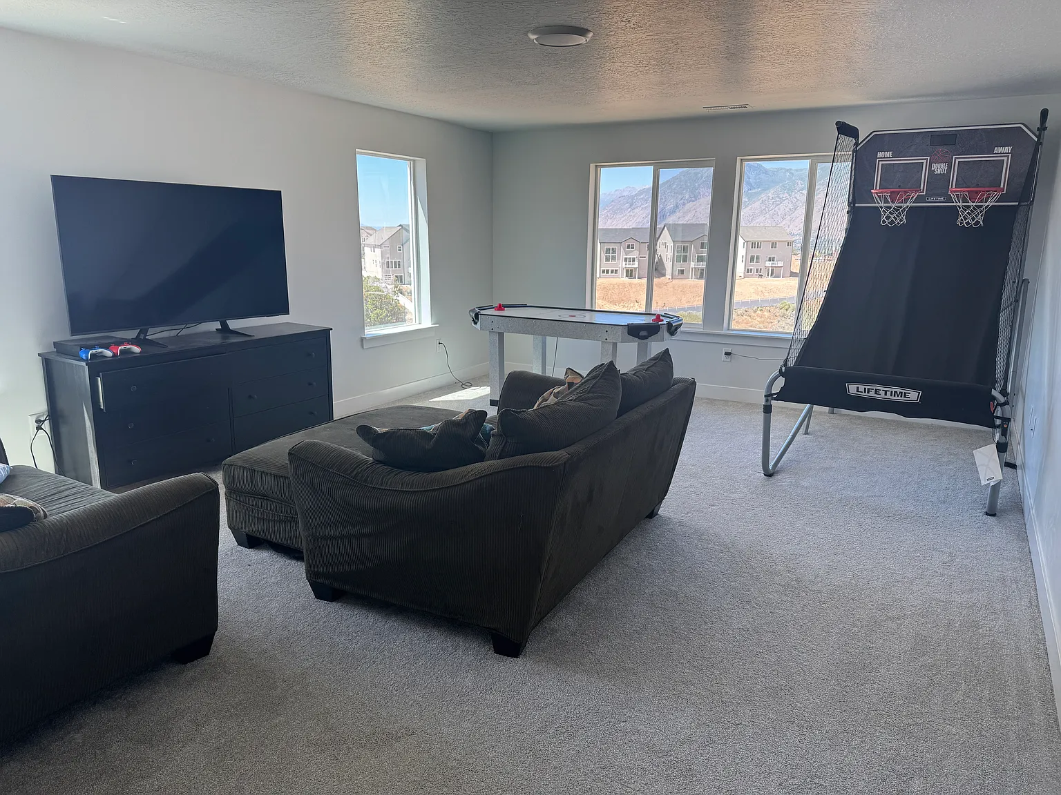 4 bed, 2.5 bath, 3984 sqft, $3,950 — Photo 4