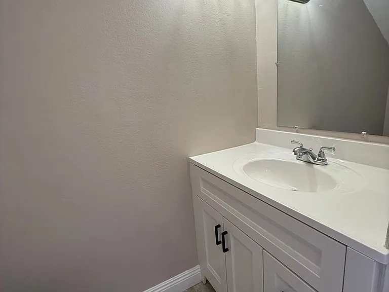 1026 Grover Ave — Photo 11