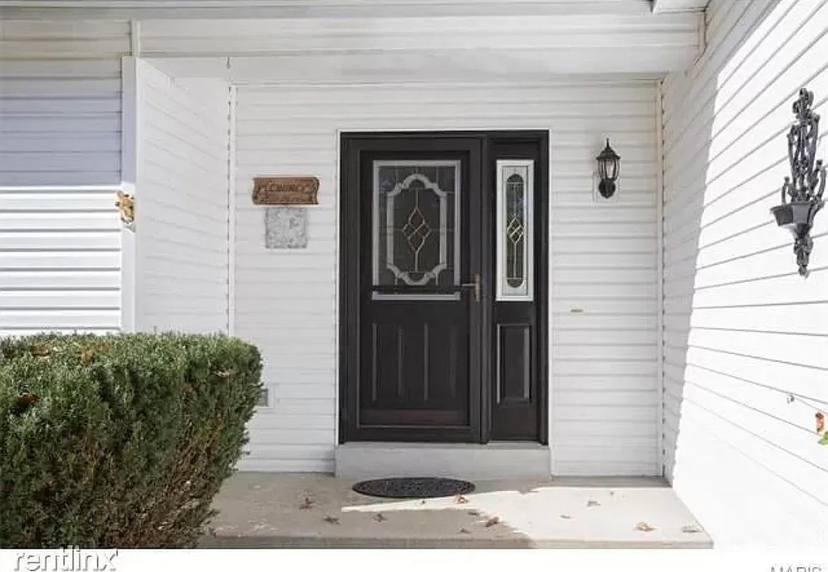 3 bed, 2.5 bath, 1344 sqft, $2,300 — Photo 2