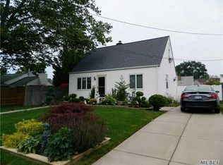 7 N Brook Dr, Valley Stream, NY 11581