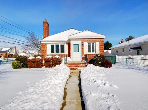 814 Benris Avenue, Franklin Square, NY 11010