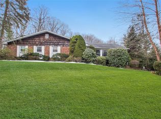 98 Flamingo Rd, Roslyn, NY 11576