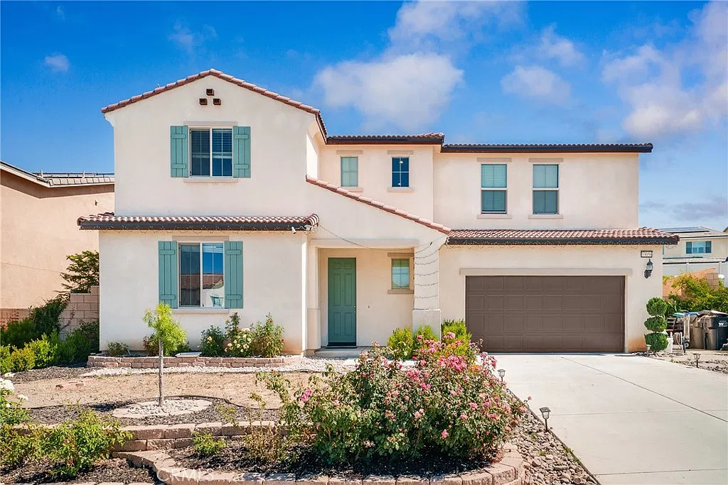 4 bed, 2.5 bath, 2792 sqft, $3,300 — Photo 1