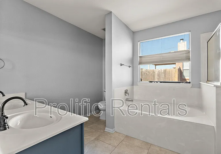 3308 Catalina Dr — Photo 17