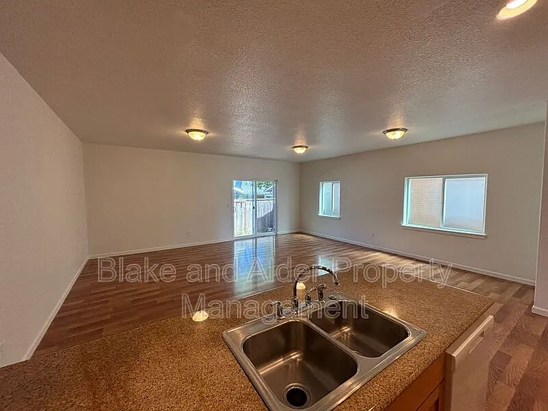 345 Norway St NE — Photo 10