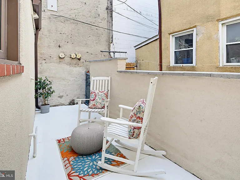 843 E Lombard St — Photo 24