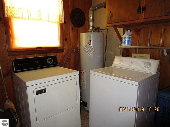 3rd image of 4547 N Shore Dr NE